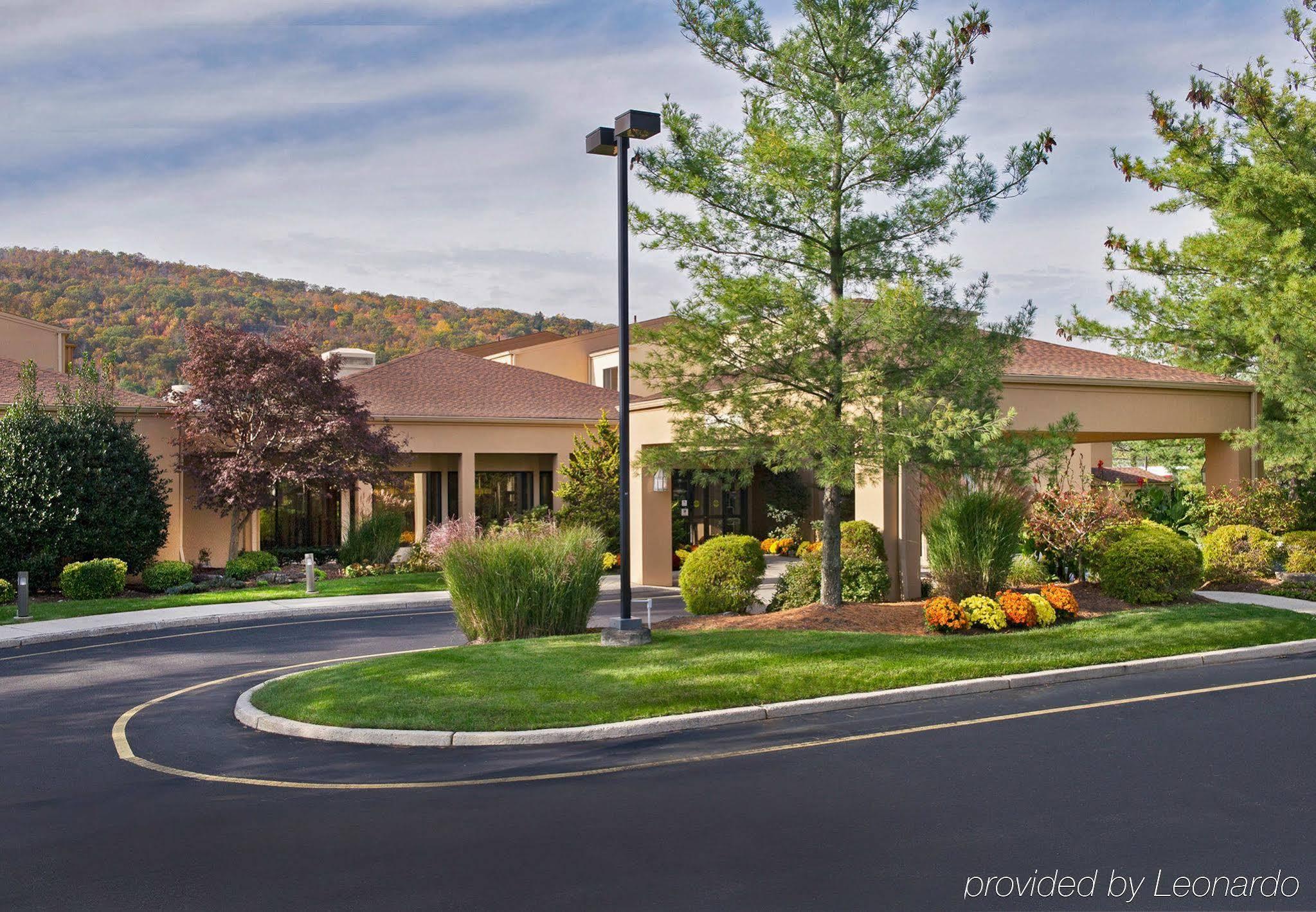 Courtyard By Marriott Mahwah Hotel Екстериор снимка