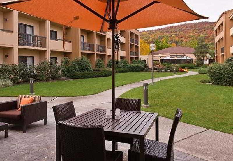 Courtyard By Marriott Mahwah Hotel Екстериор снимка