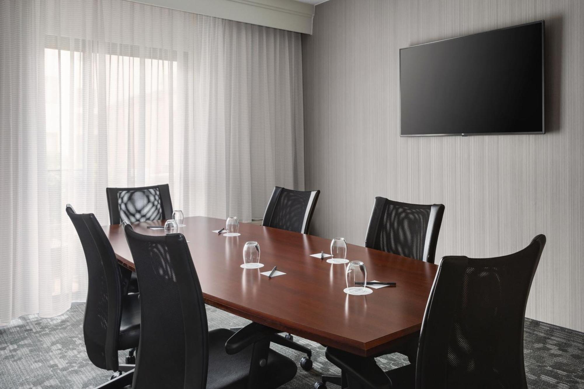 Courtyard By Marriott Mahwah Hotel Екстериор снимка