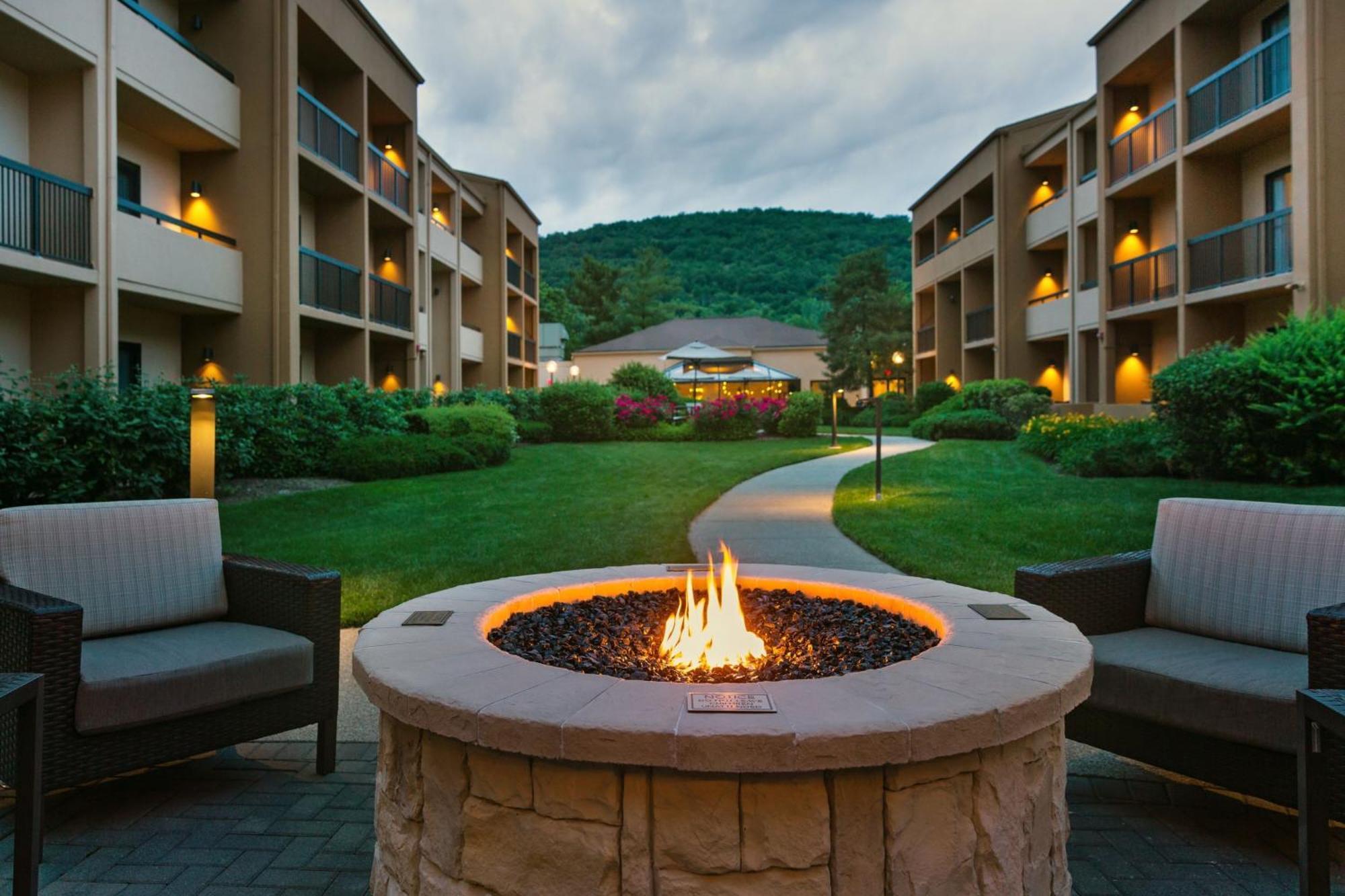 Courtyard By Marriott Mahwah Hotel Екстериор снимка