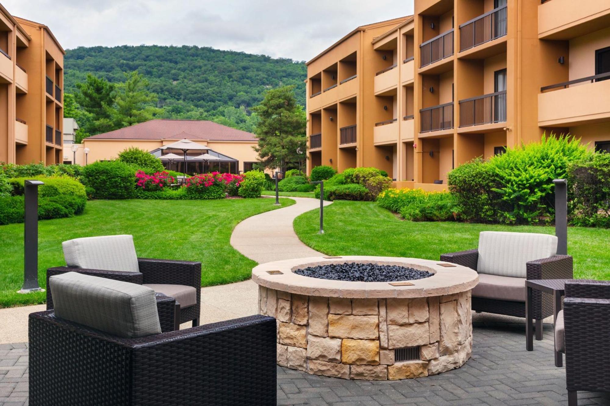 Courtyard By Marriott Mahwah Hotel Екстериор снимка
