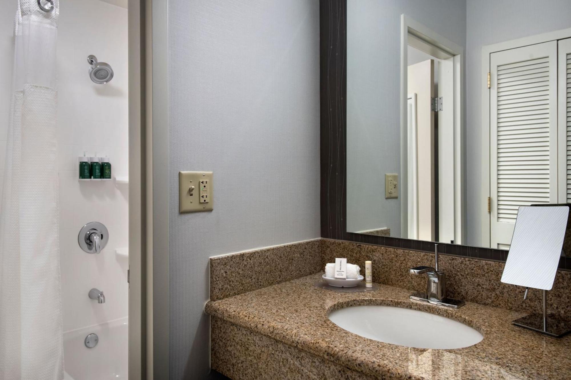 Courtyard By Marriott Mahwah Hotel Екстериор снимка