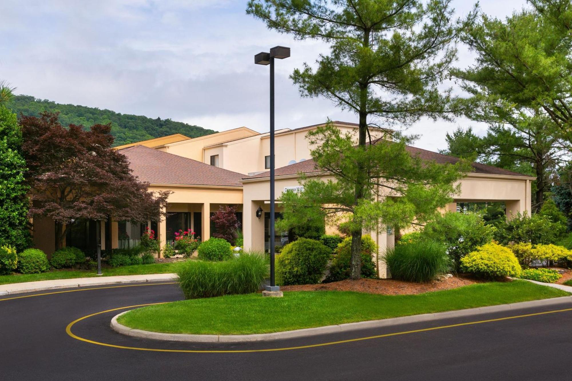 Courtyard By Marriott Mahwah Hotel Екстериор снимка