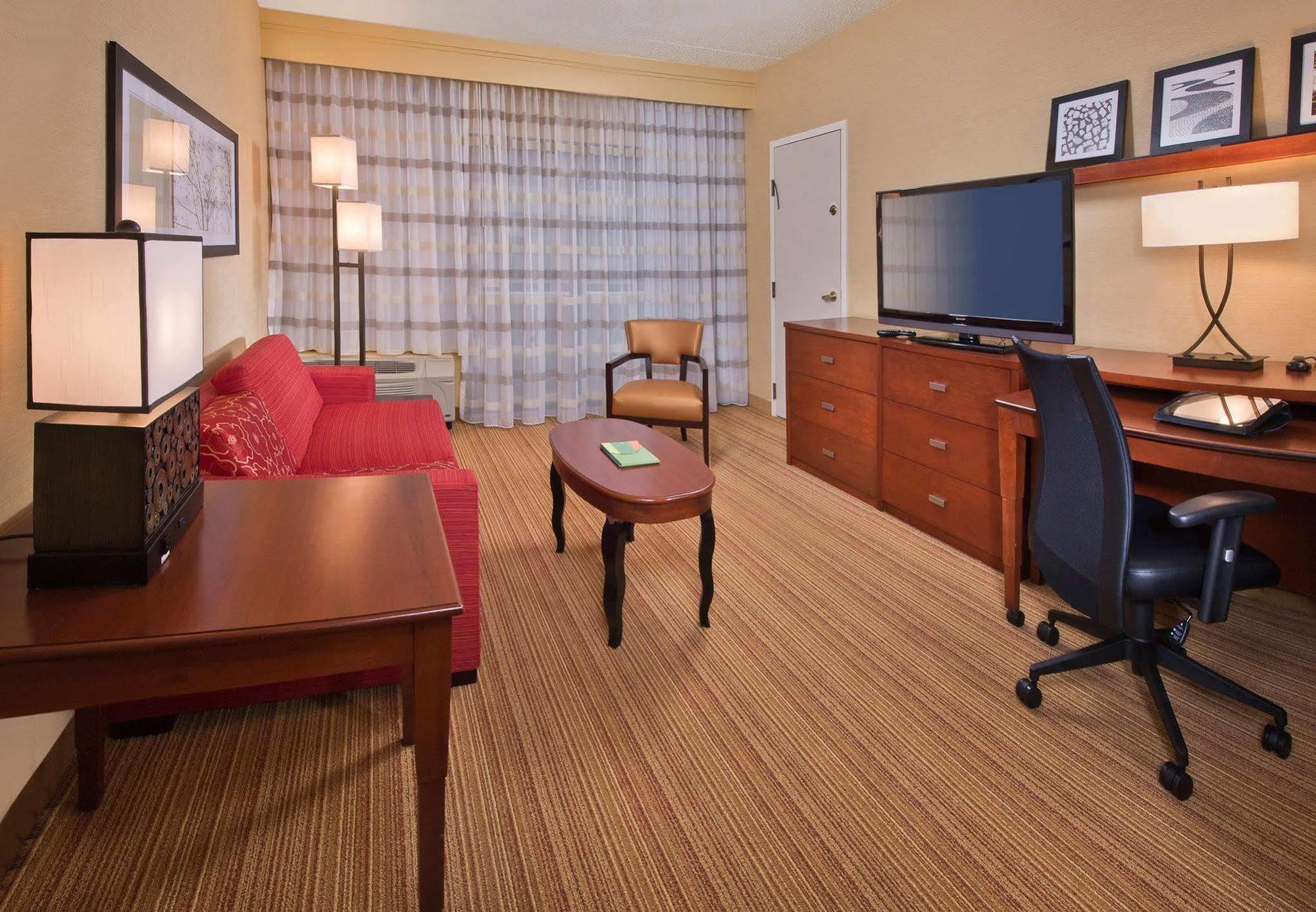 Courtyard By Marriott Mahwah Hotel Стая снимка
