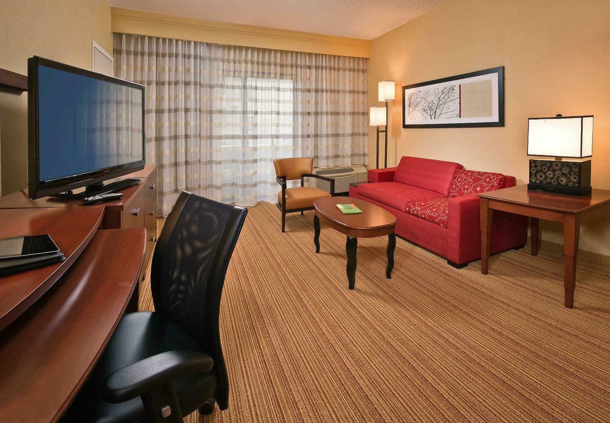 Courtyard By Marriott Mahwah Hotel Стая снимка