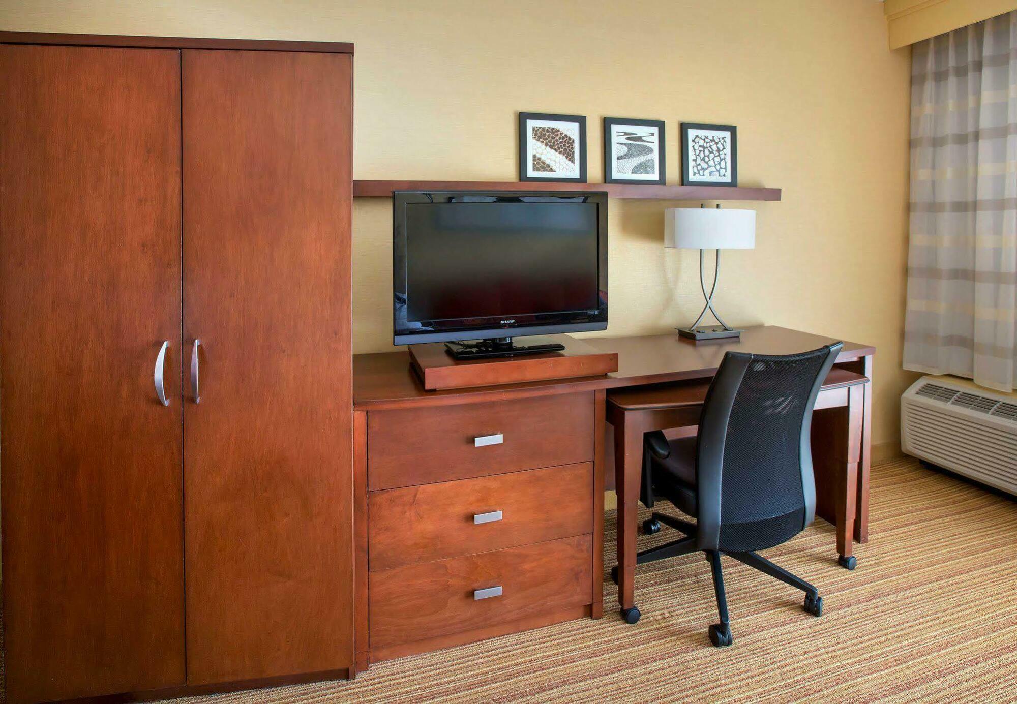 Courtyard By Marriott Mahwah Hotel Екстериор снимка